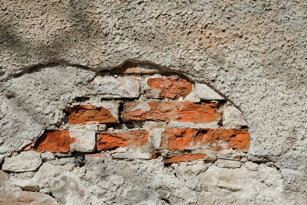 Alte Fassade mit Putz und Backstein