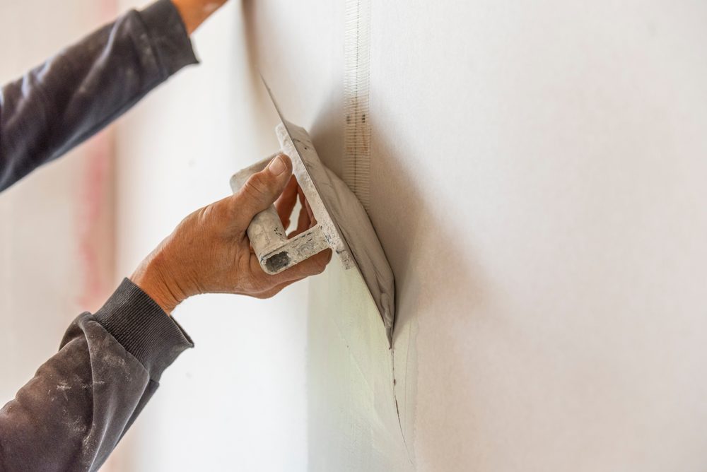 Verputzarbeiten an der Wand